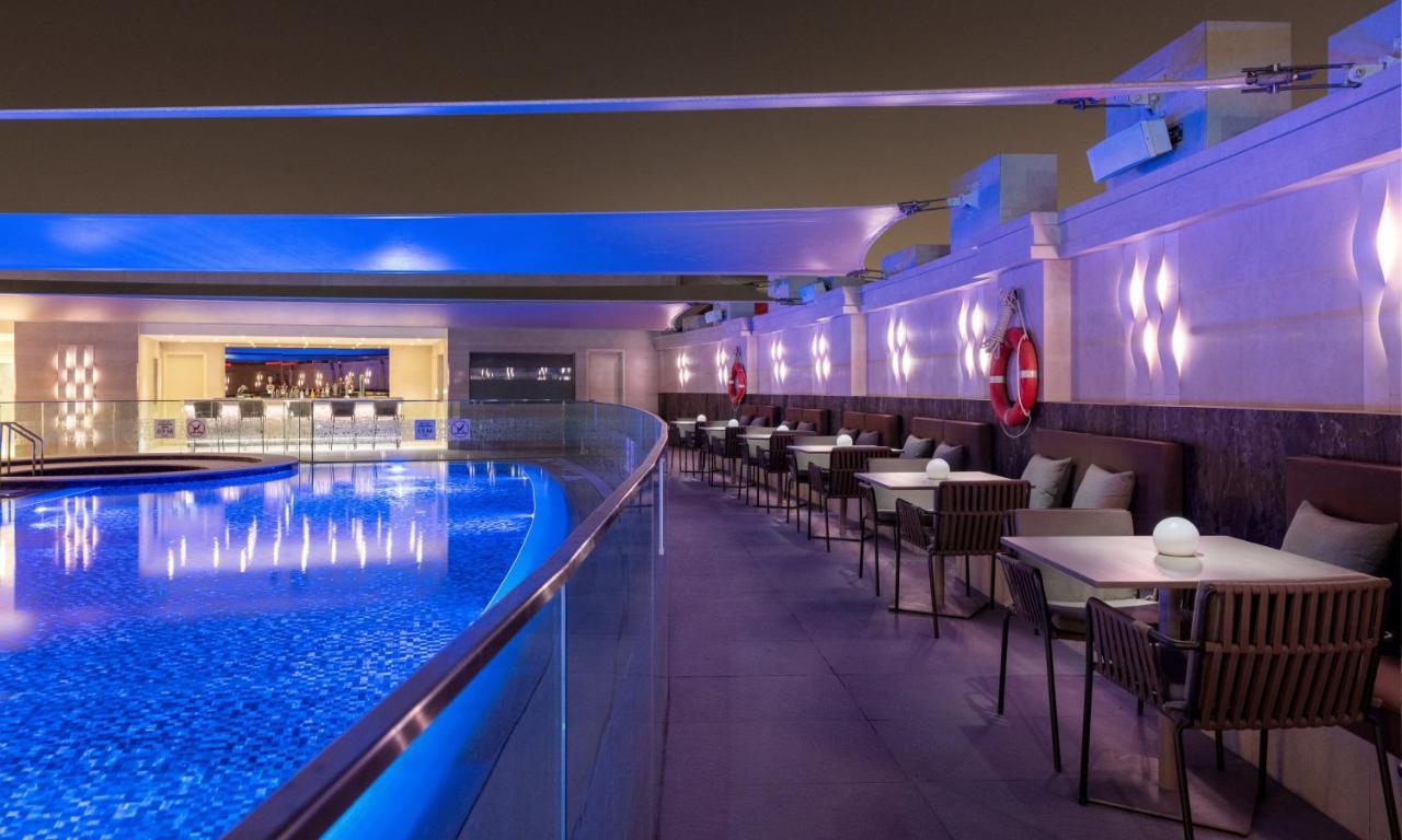 크라운 플라자 도하 - 더 비즈니스 파크 외부 사진 The pool at the hotel