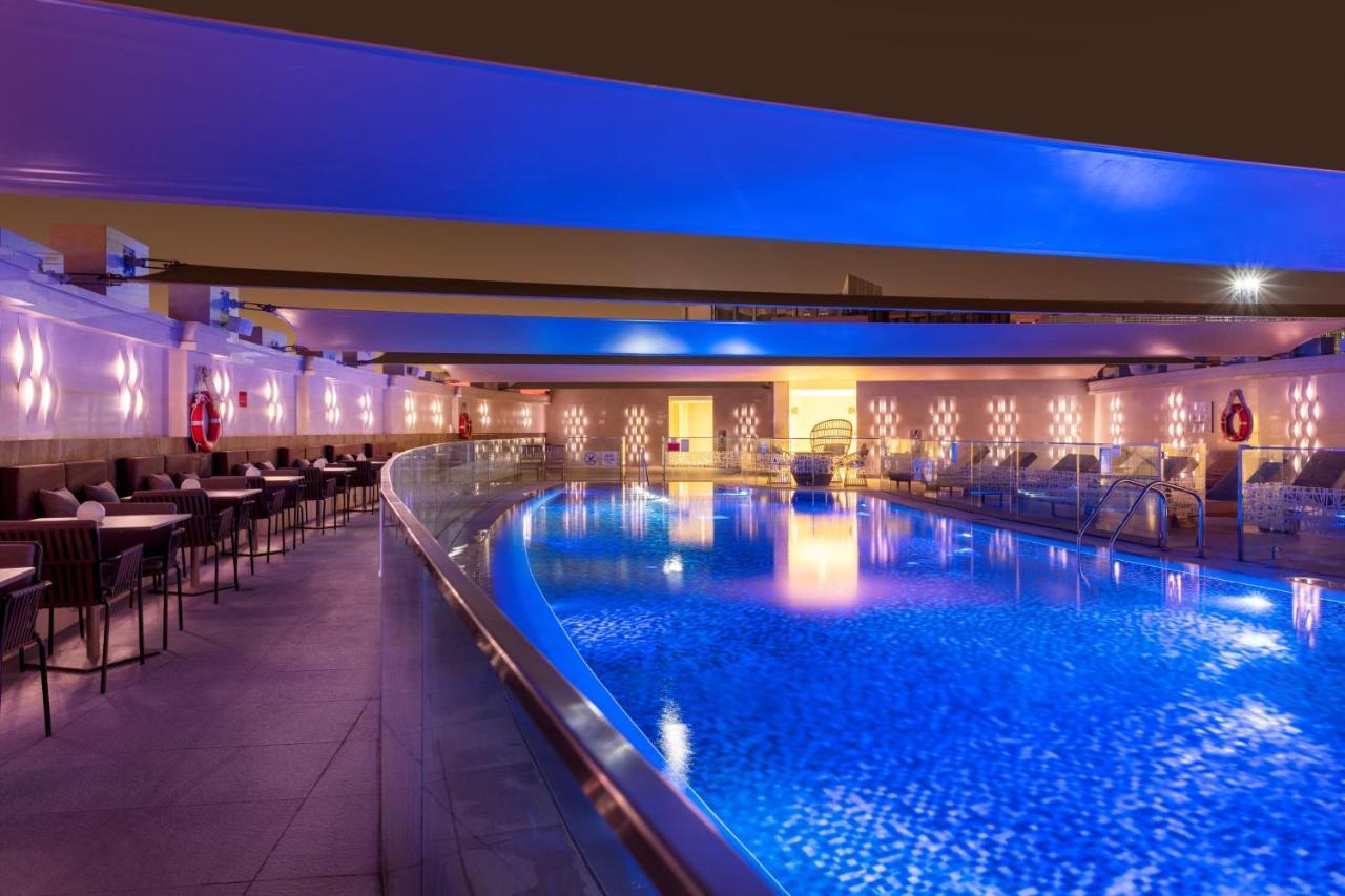 크라운 플라자 도하 - 더 비즈니스 파크 외부 사진 The pool at the hotel