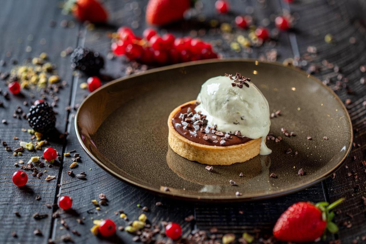 크라운 플라자 도하 - 더 비즈니스 파크 외부 사진 Chocolate tart with ice cream