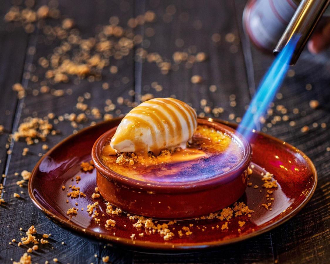 크라운 플라자 도하 - 더 비즈니스 파크 외부 사진 A crème brûlée being caramelized