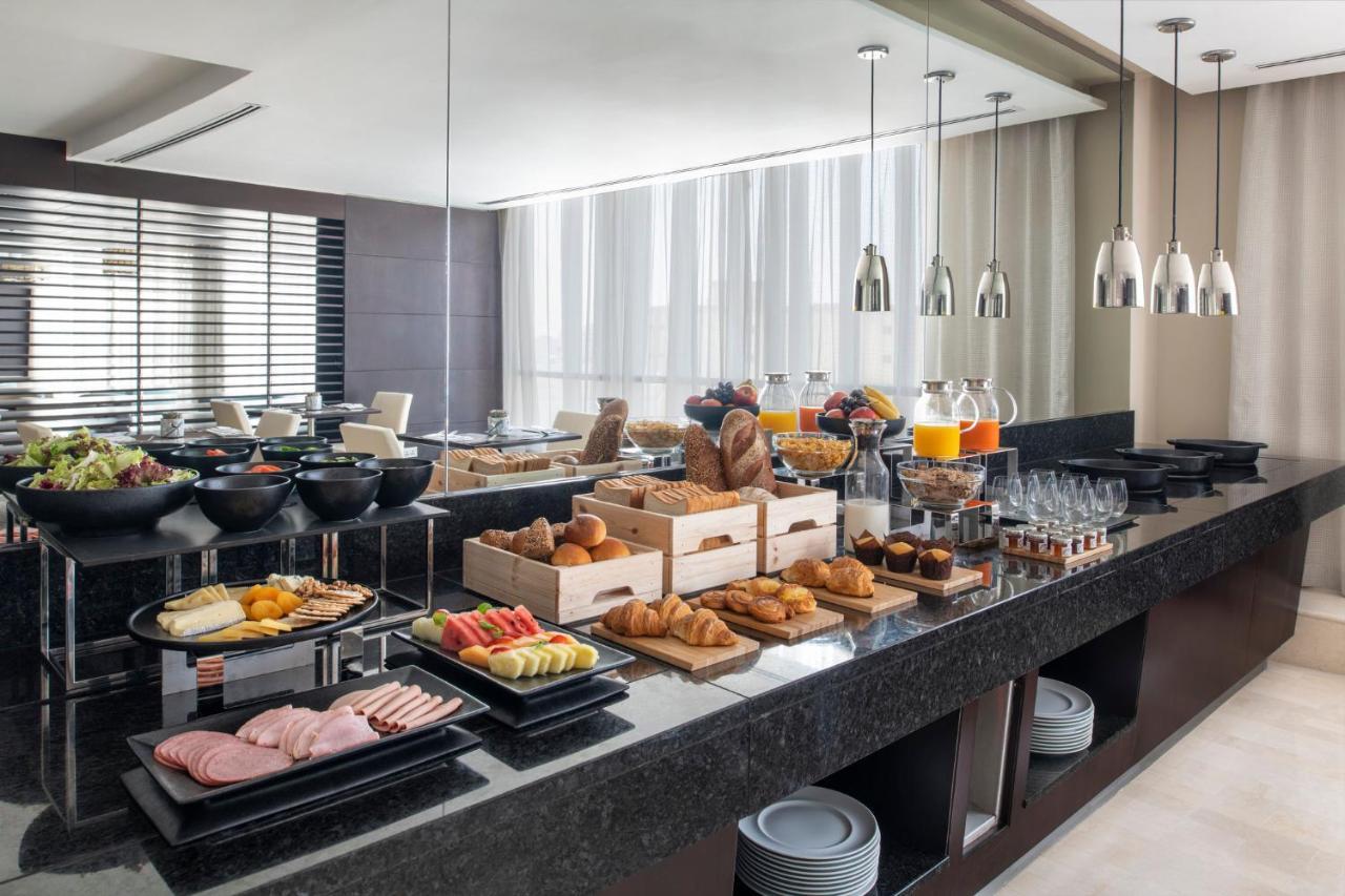 크라운 플라자 도하 - 더 비즈니스 파크 외부 사진 A buffet at a hotel