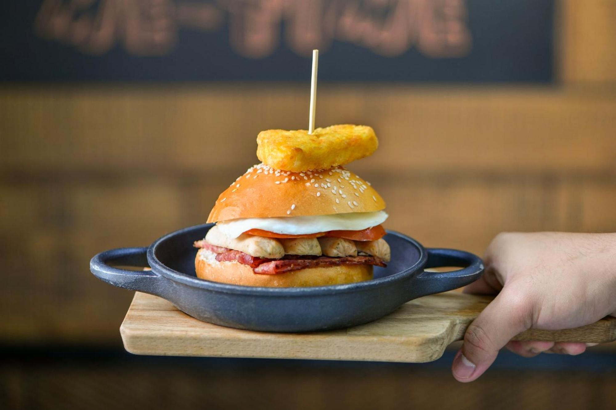 크라운 플라자 도하 - 더 비즈니스 파크 외부 사진 A chicken burger