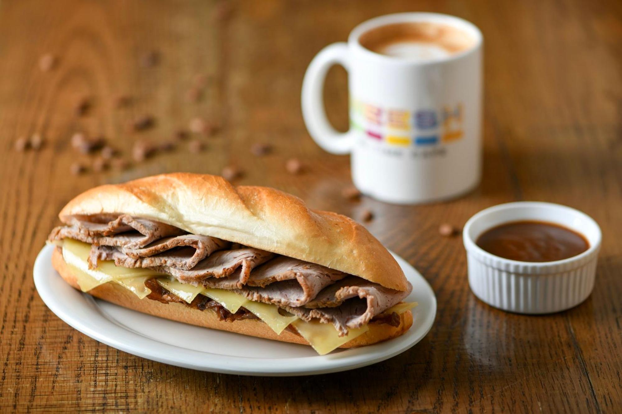 크라운 플라자 도하 - 더 비즈니스 파크 외부 사진 A roast beef and cheese sub